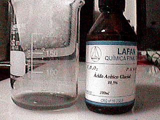 Filtered mercury fulminate and ammonium hydroxide solution, ready for recrystallisation by glacial acetic acid.